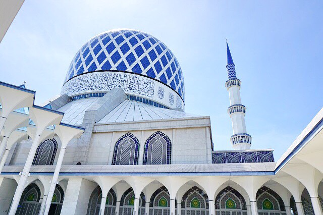 ブルーモスク到着・モスク内の英語ガイドがご案内